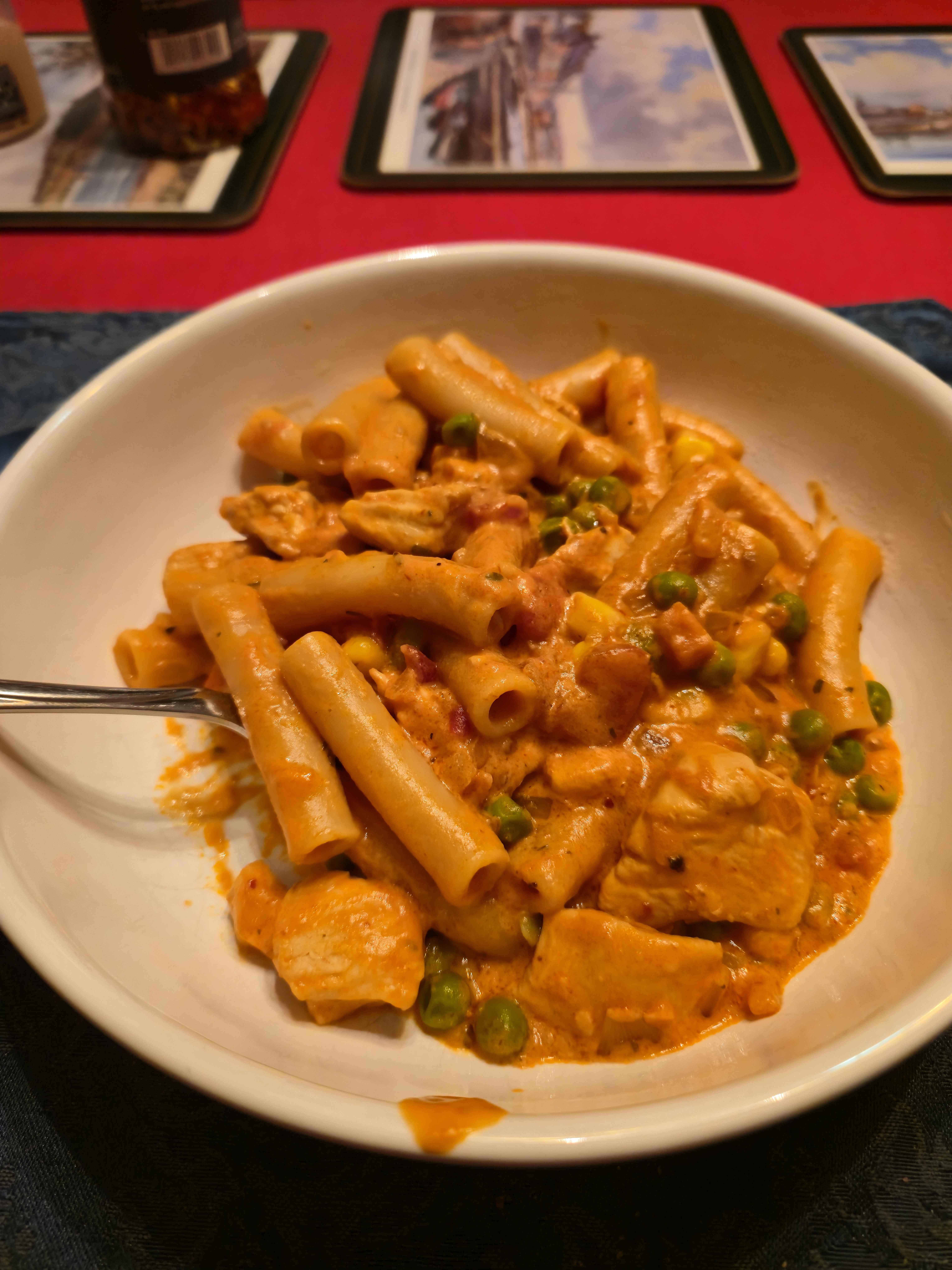 Pasta with chicken and peas