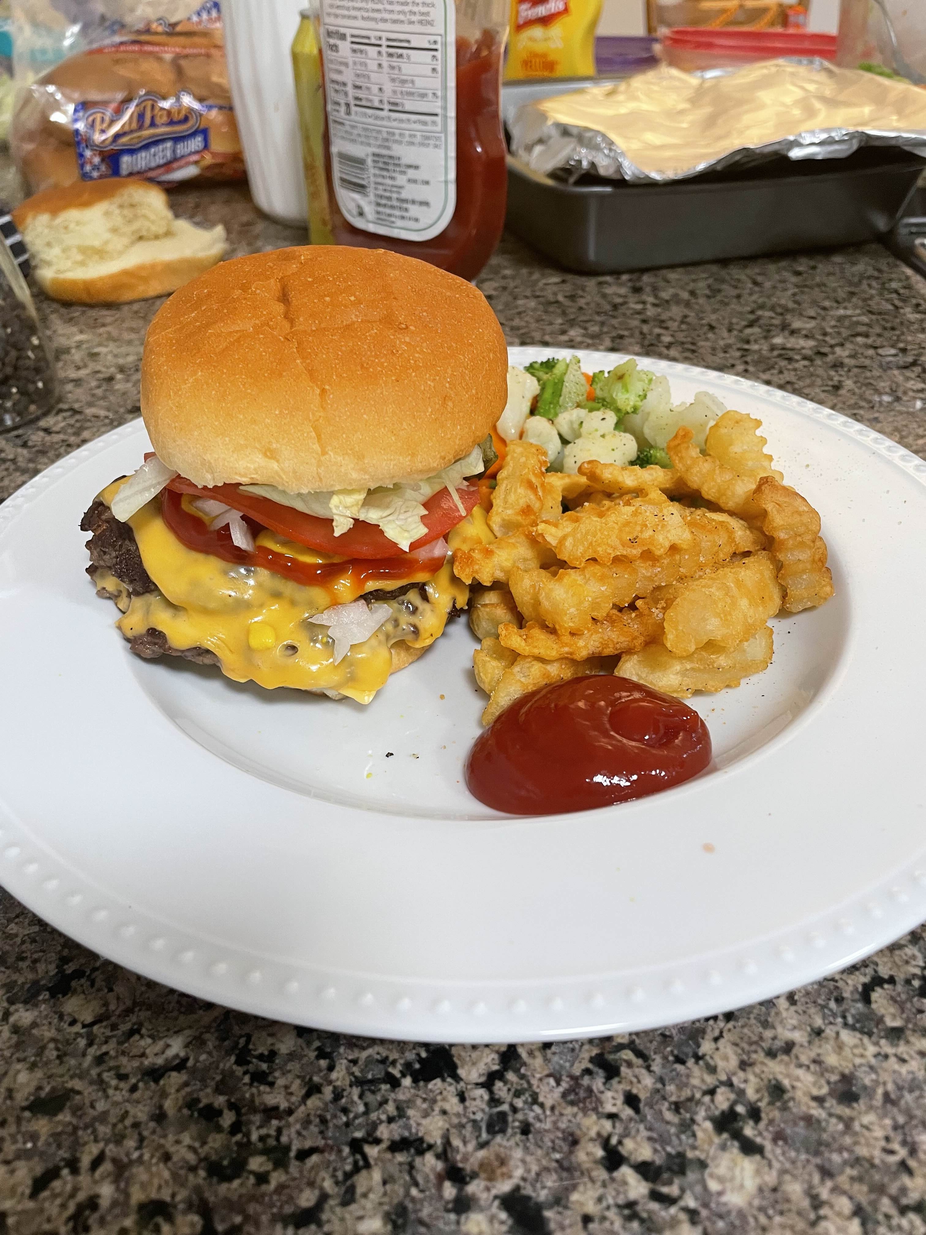 Cheeseburger with fries