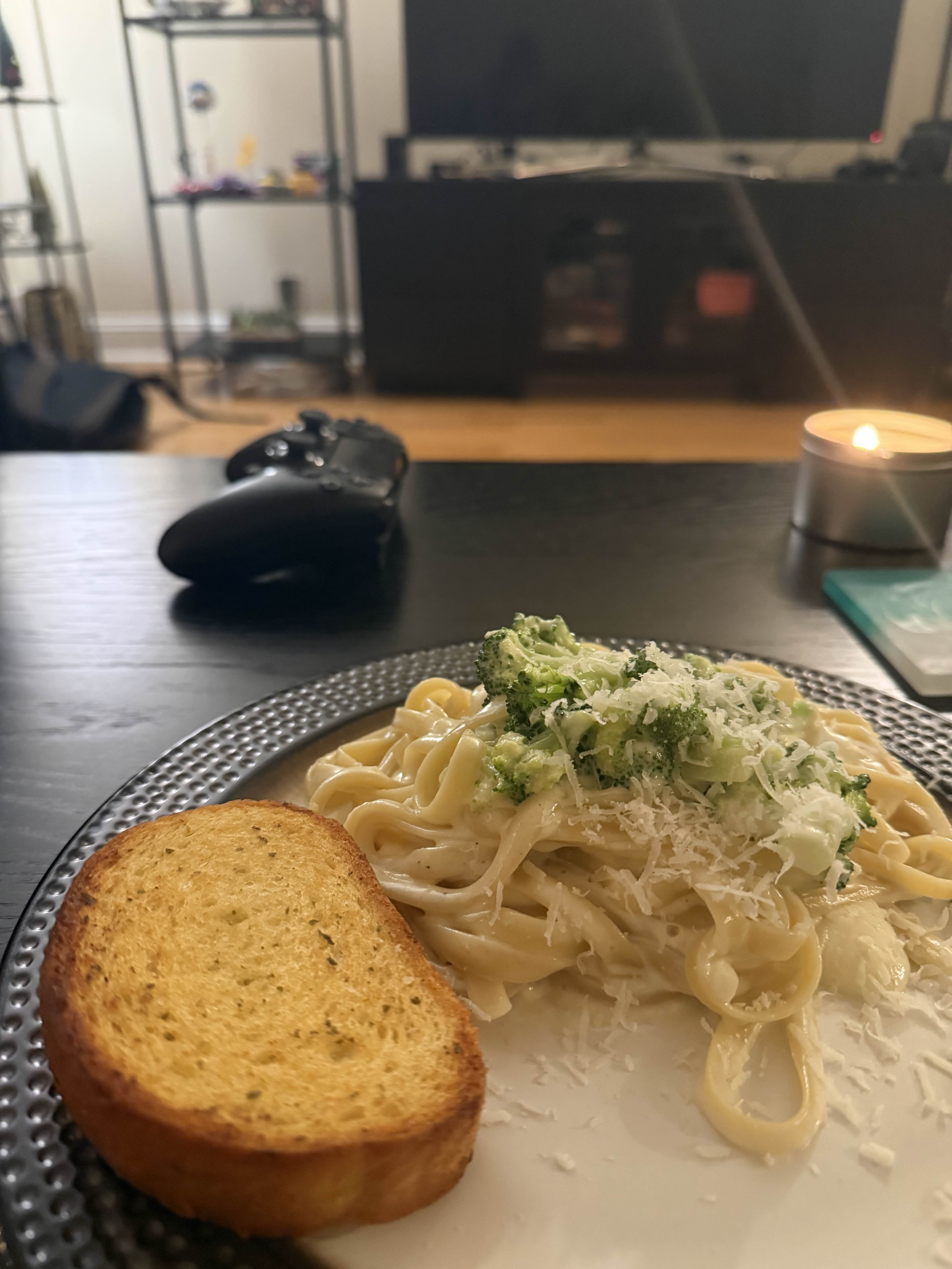 fettuccine alfredo with garlic bread