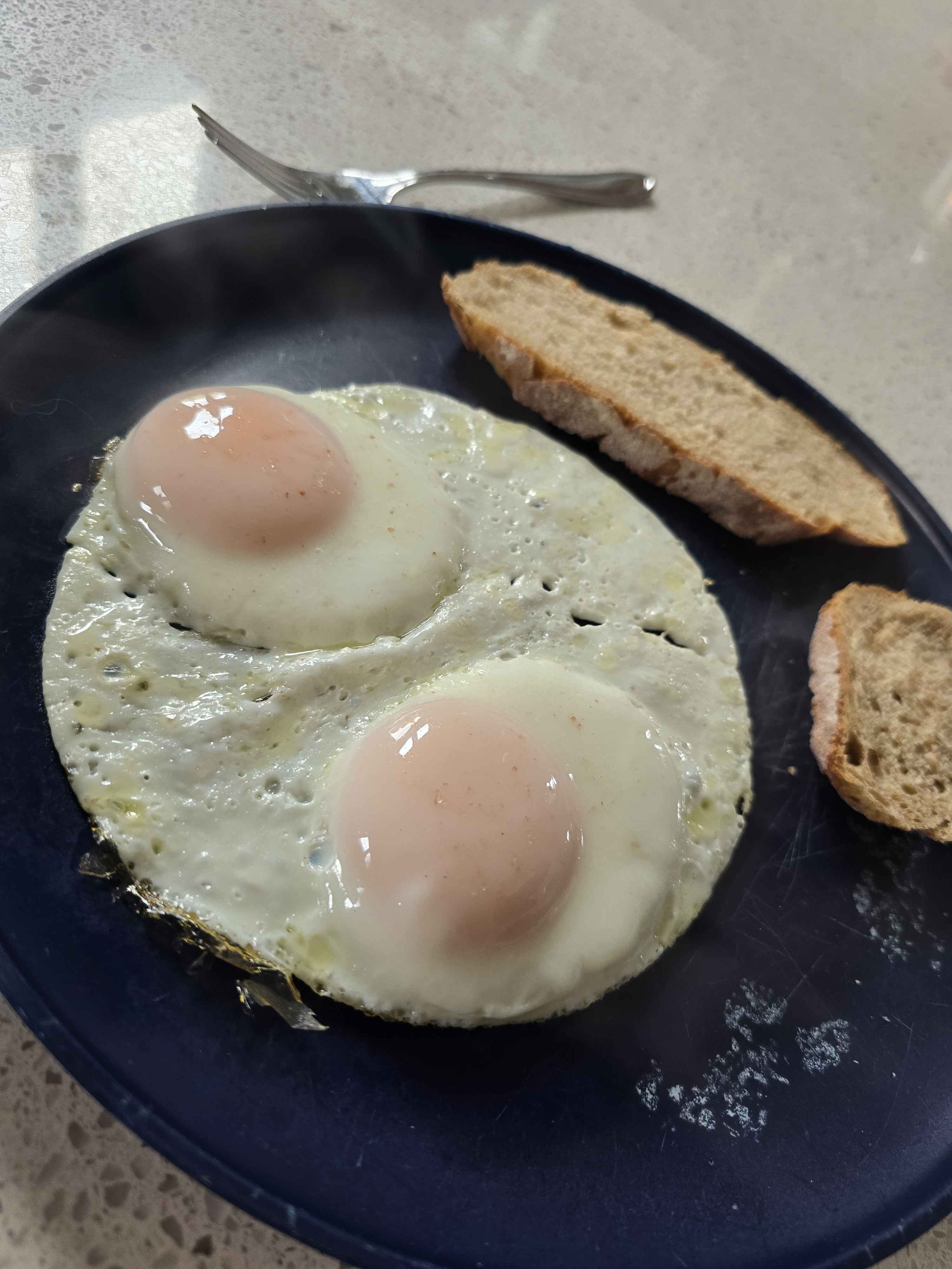 Fried eggs with bread