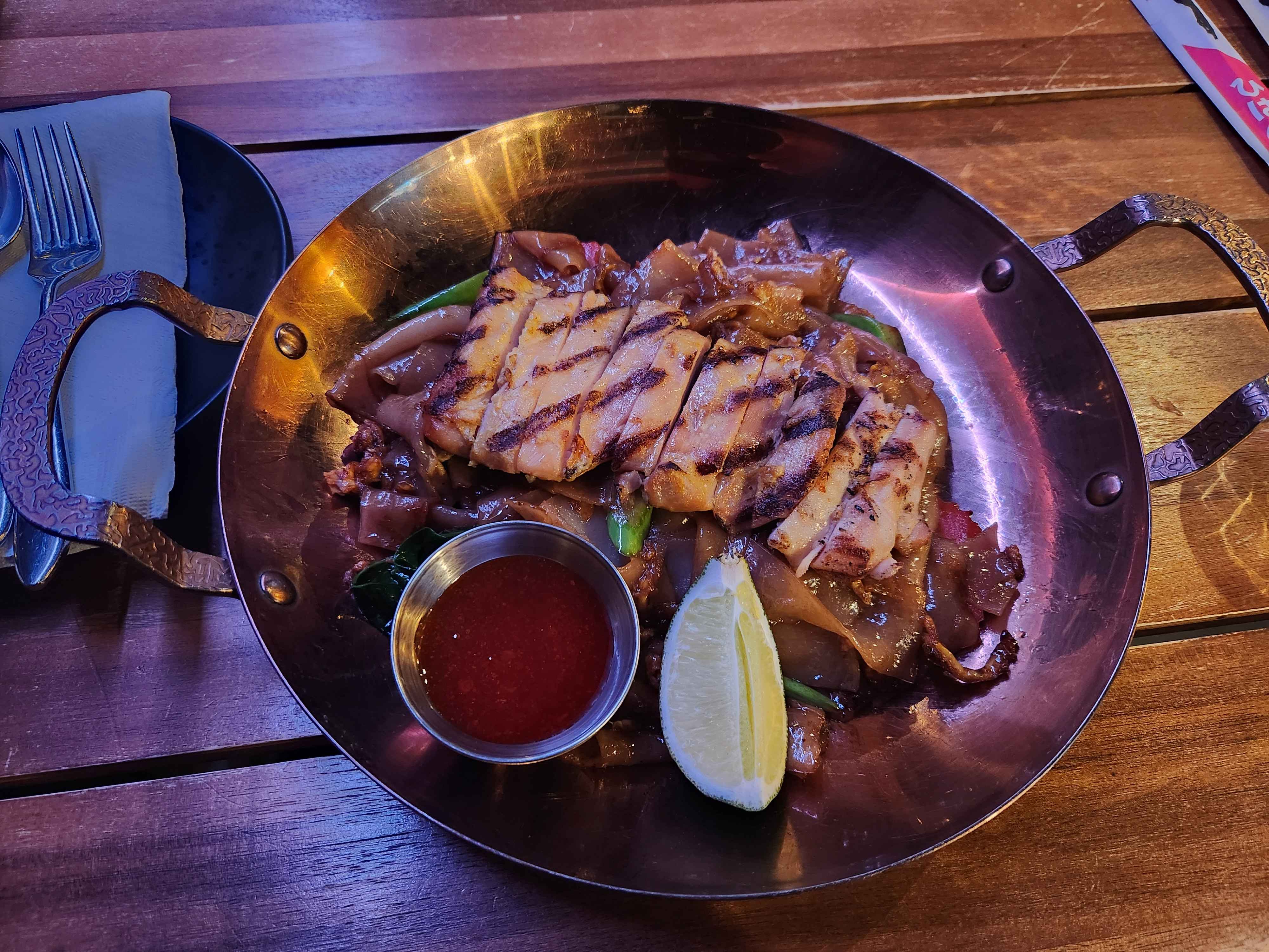 Grilled chicken with noodles (1)