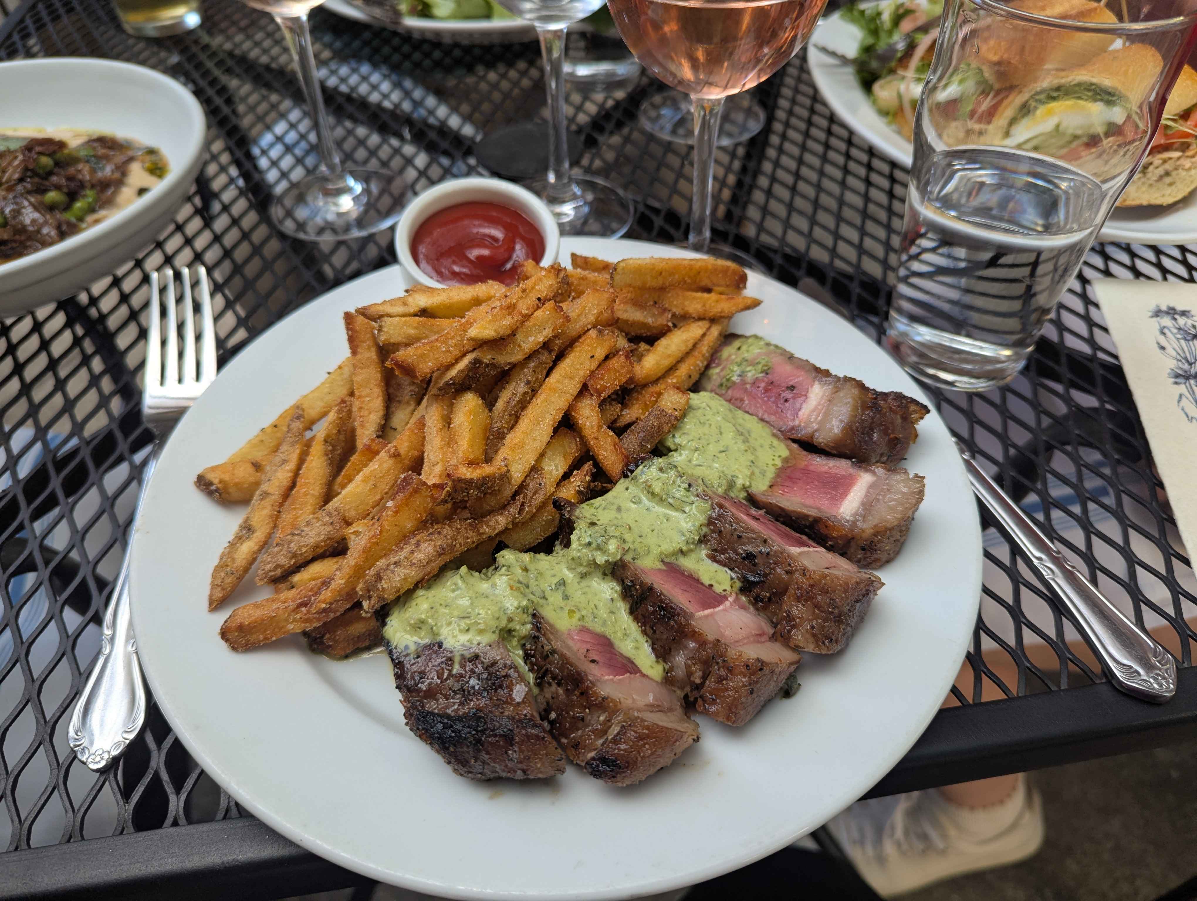 Steak frites with sauce