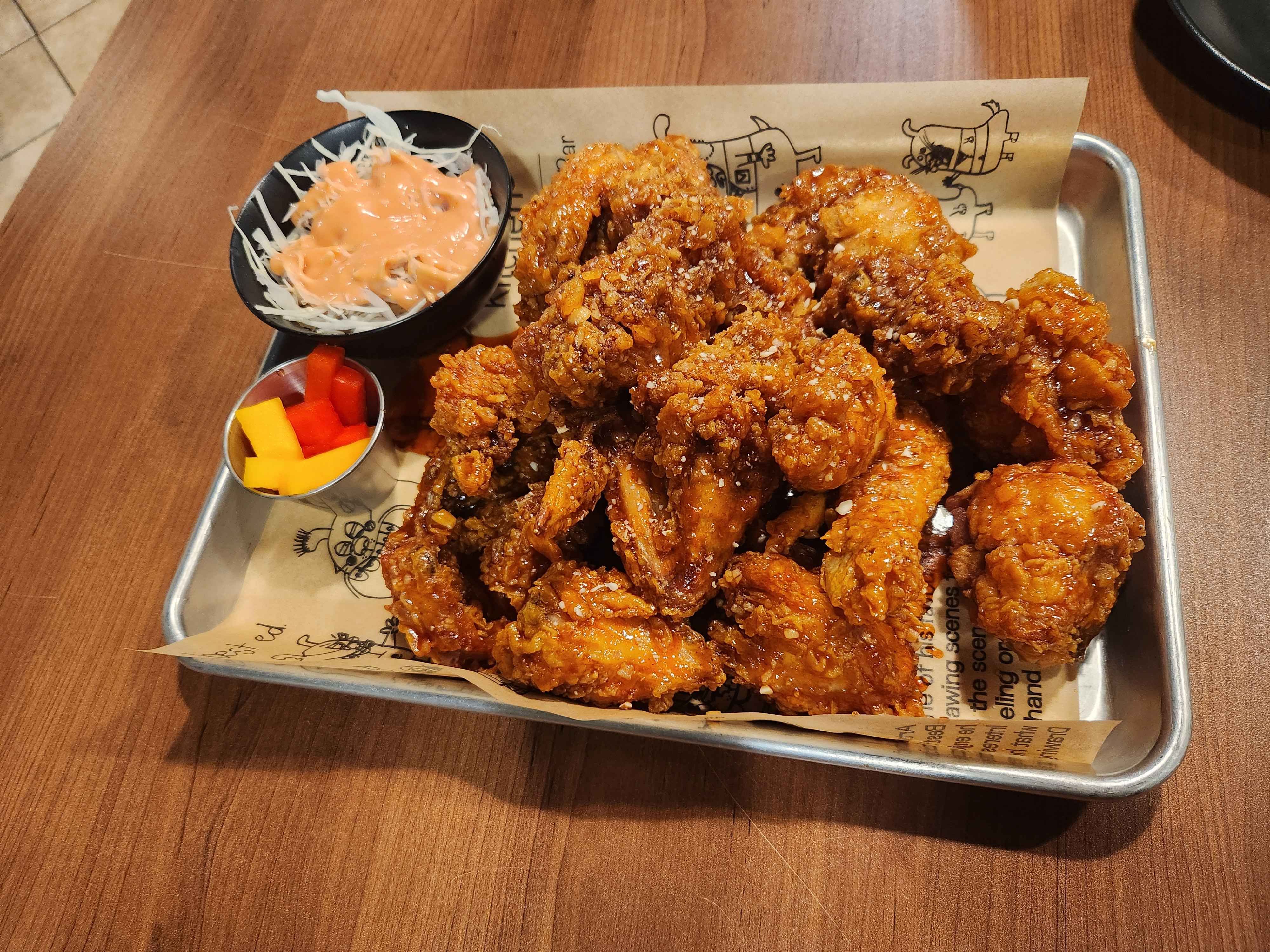 Fried chicken wings with sauce