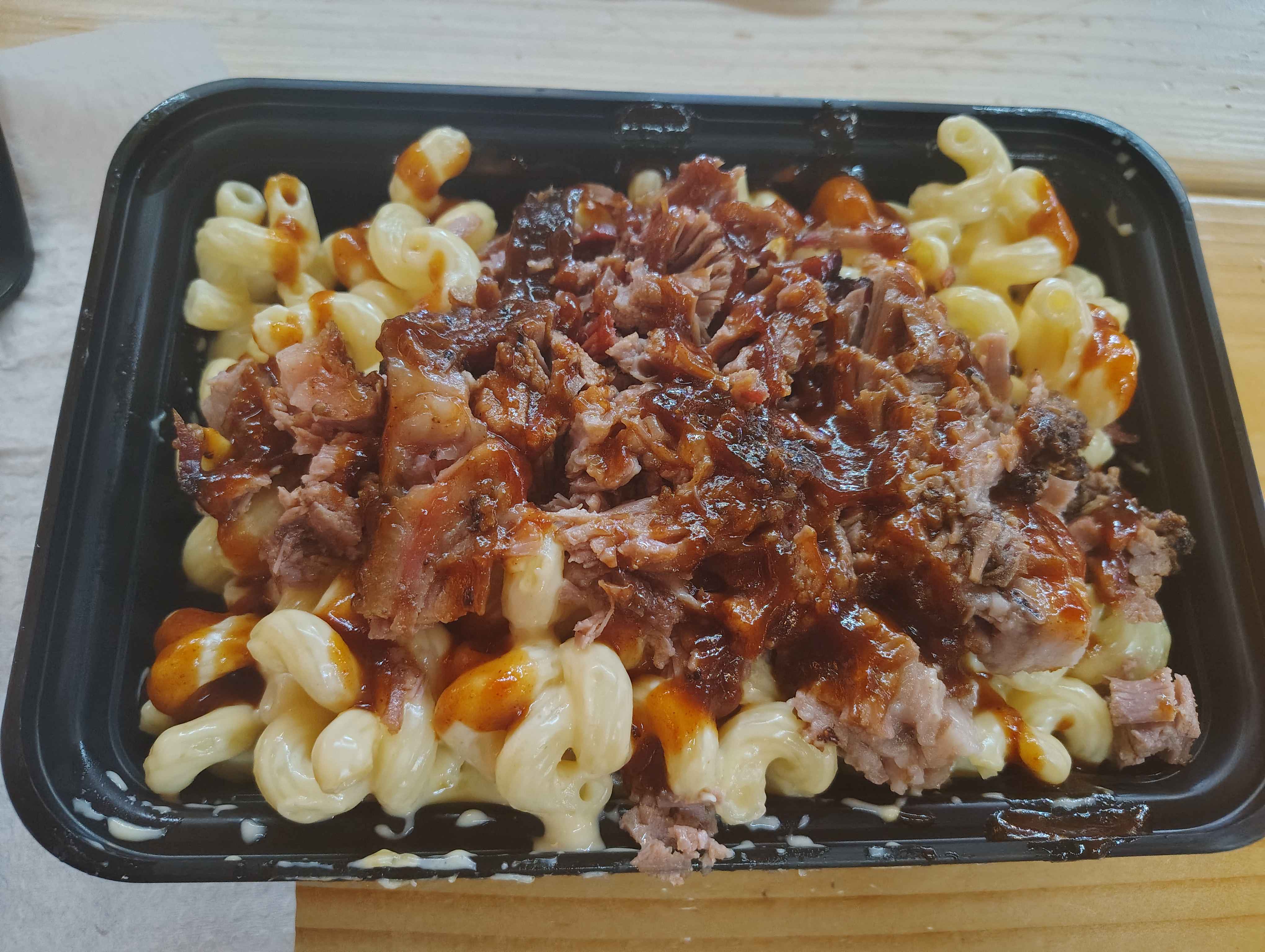 Mac and cheese with brisket (2)