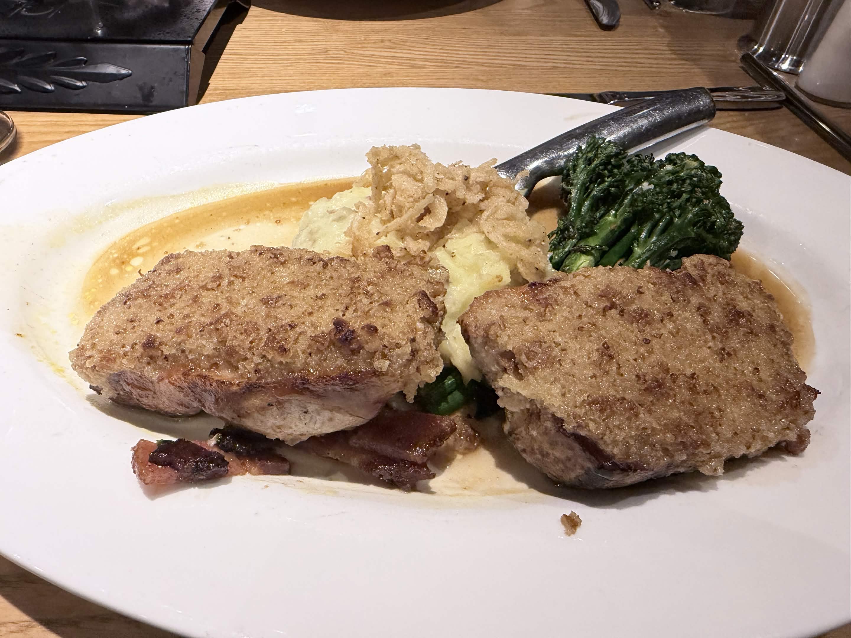 Crusted pork chops with broccoli (1)