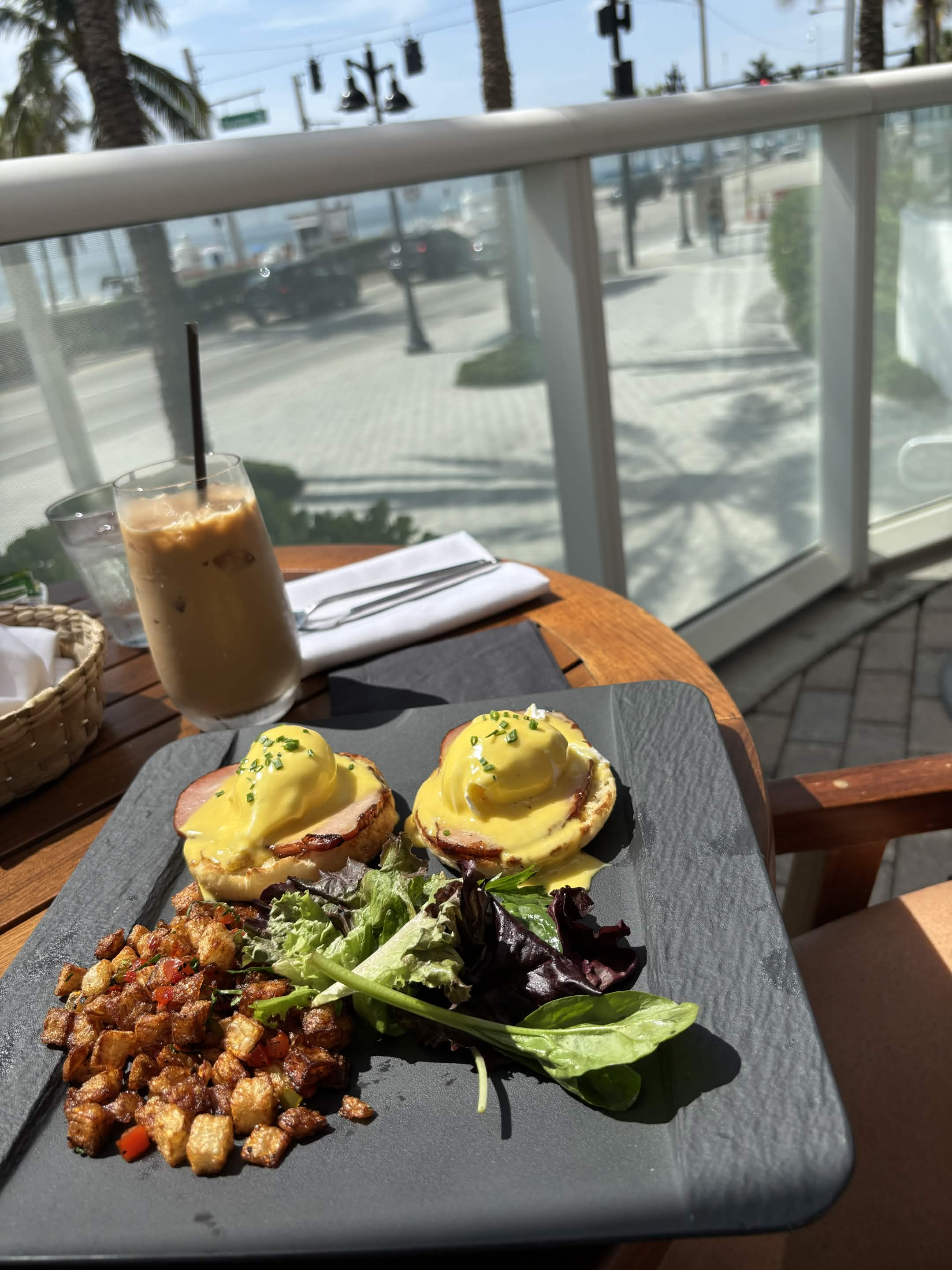 Eggs Benedict with potatoes (1)