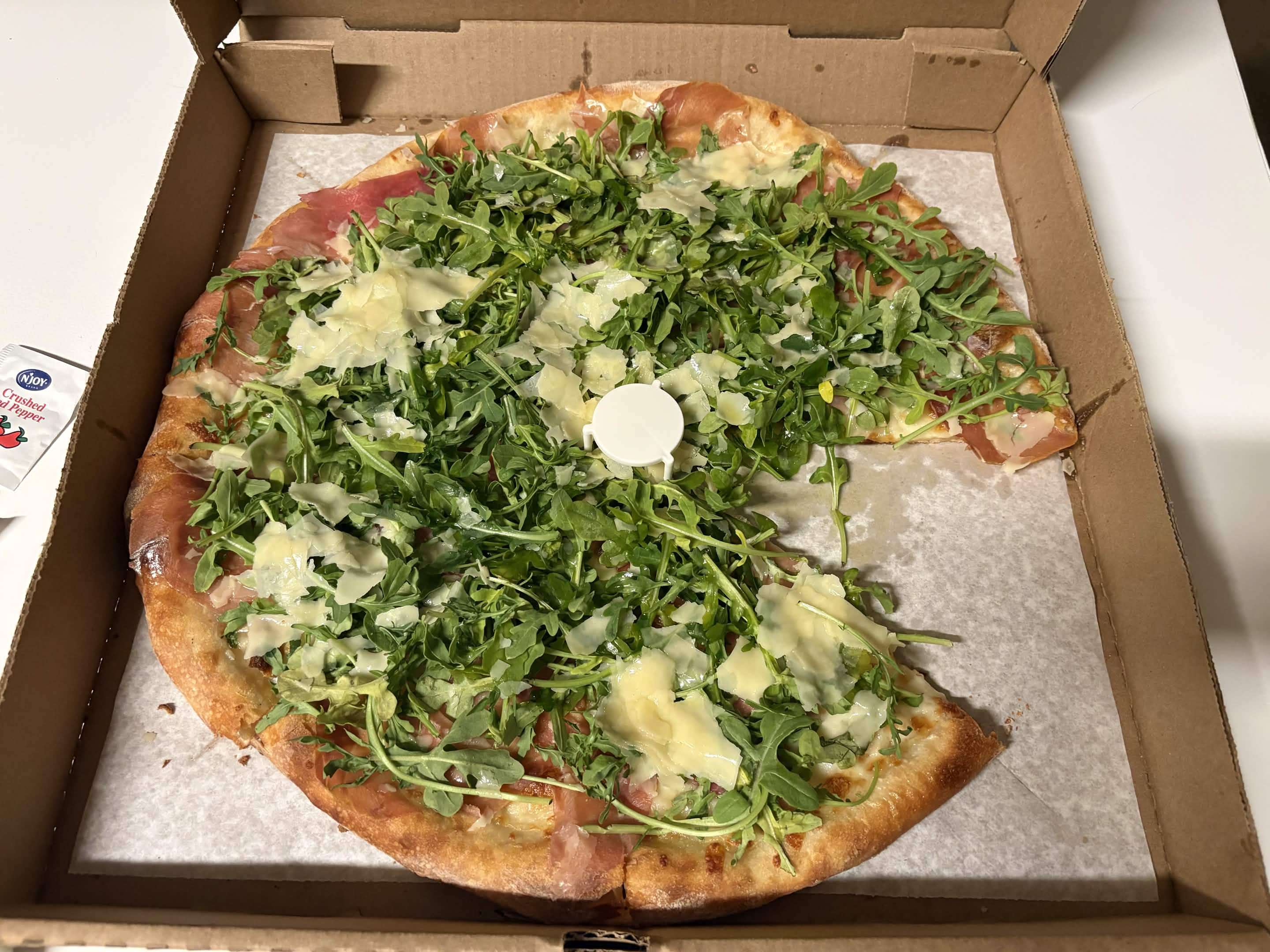 Arugula prosciutto pizza