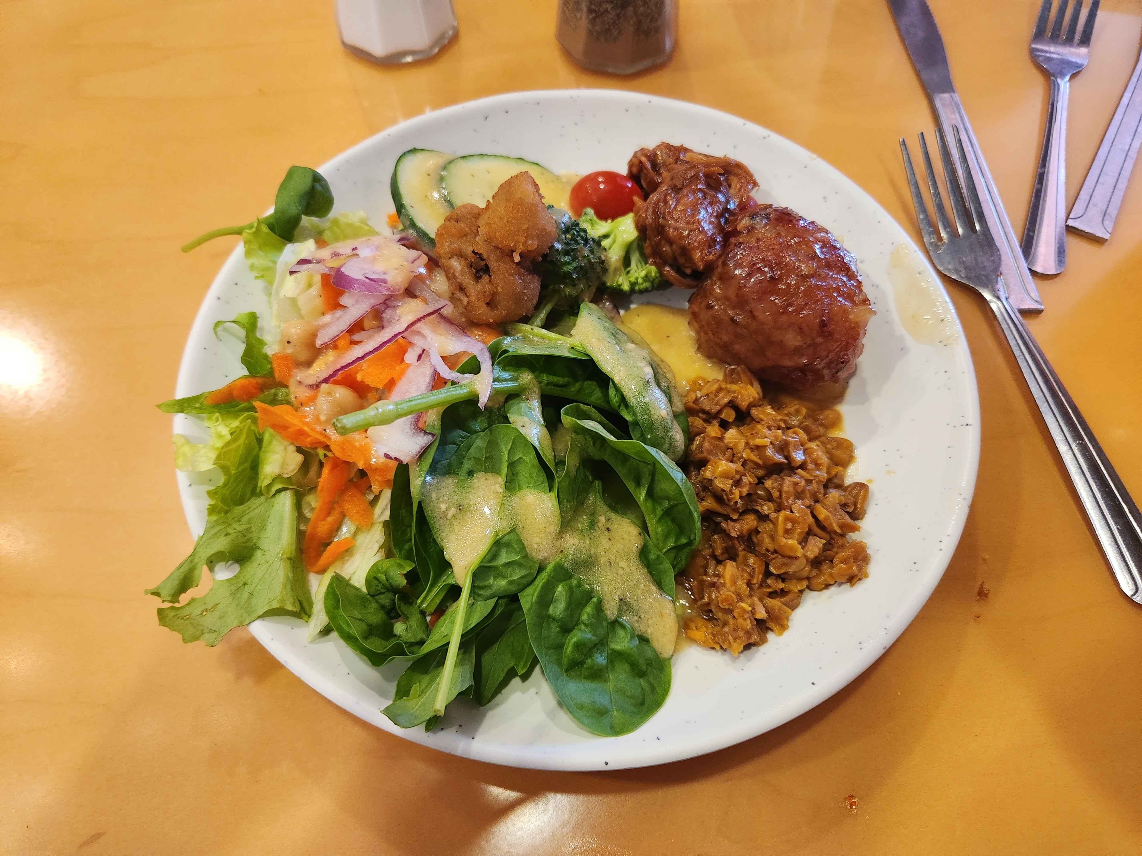 Salad with meatballs and corn (2)