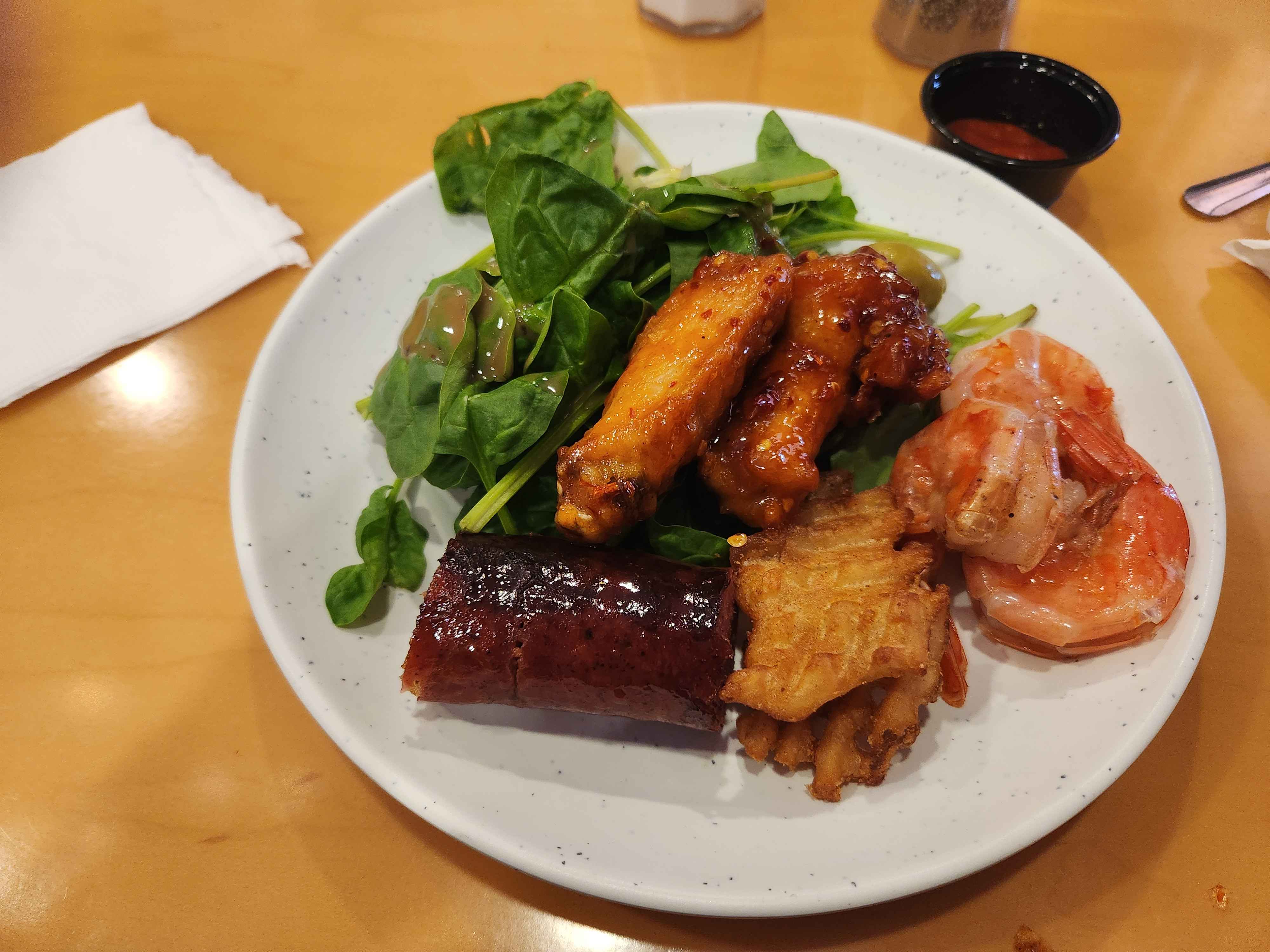 Salad with shrimp and wings (3)