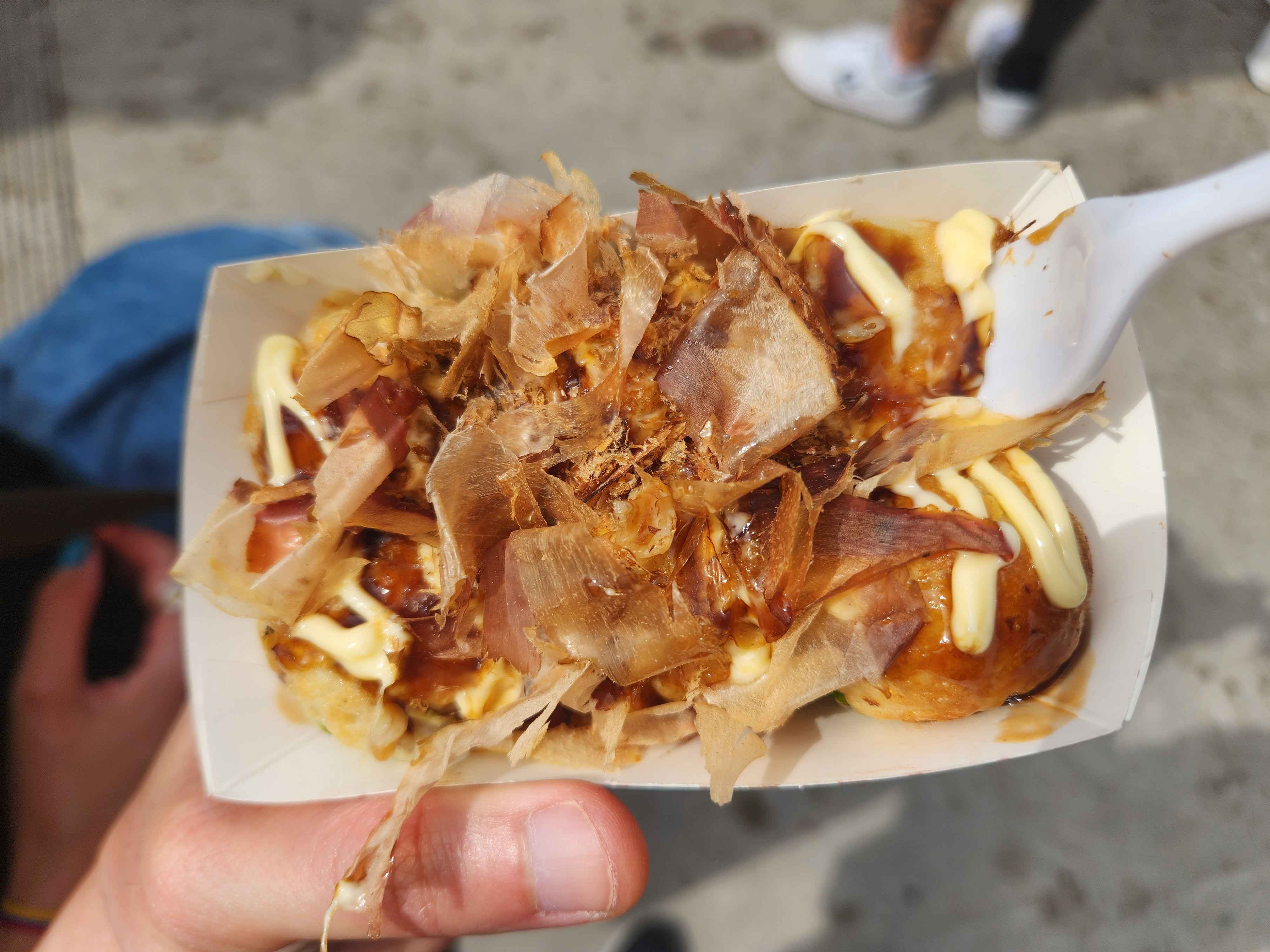 Takoyaki with mayonnaise and bonito flakes (1)