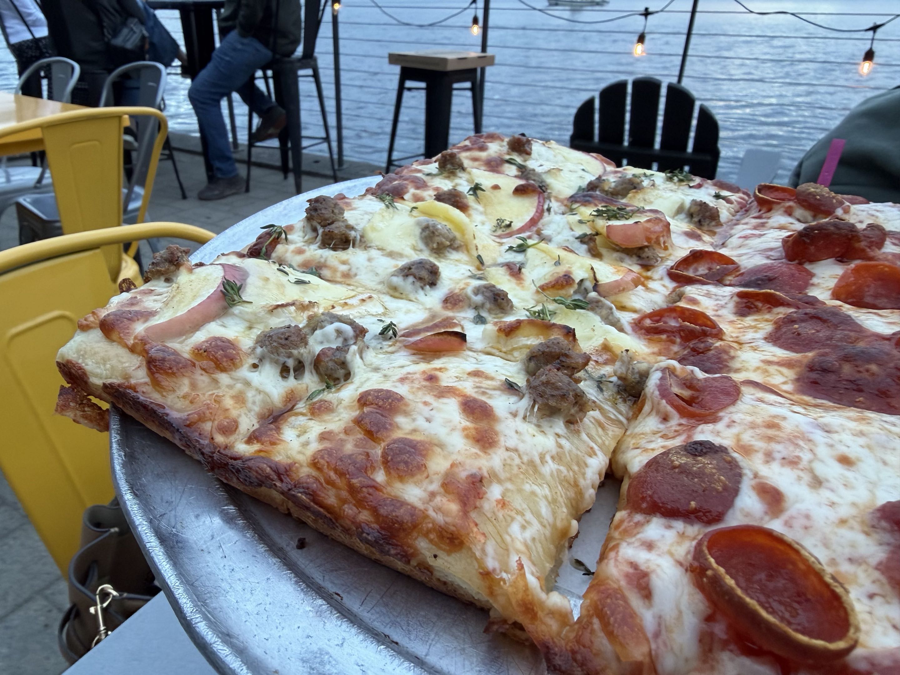 Mixed topping pizza