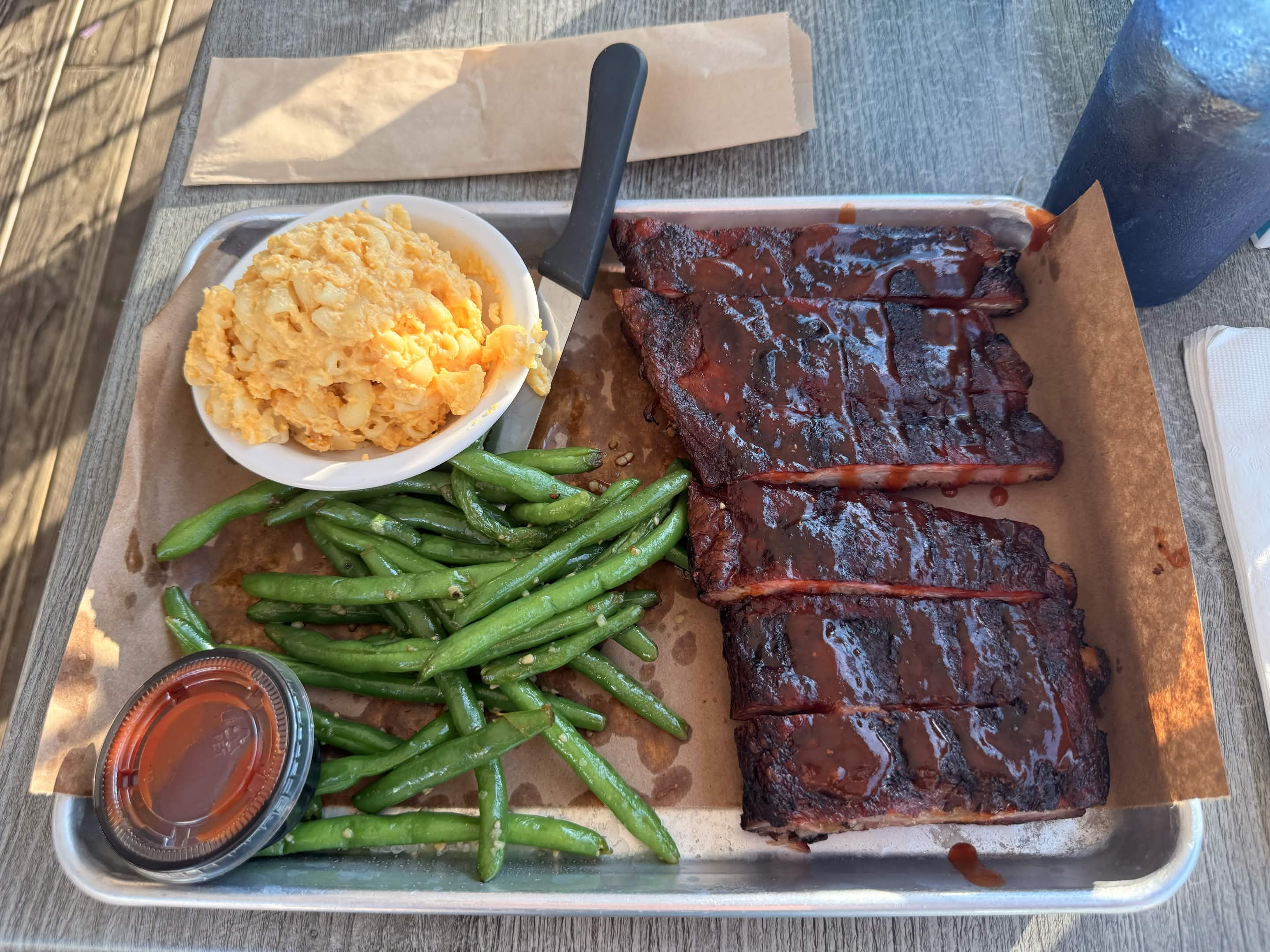 Barbecue ribs with mac and cheese