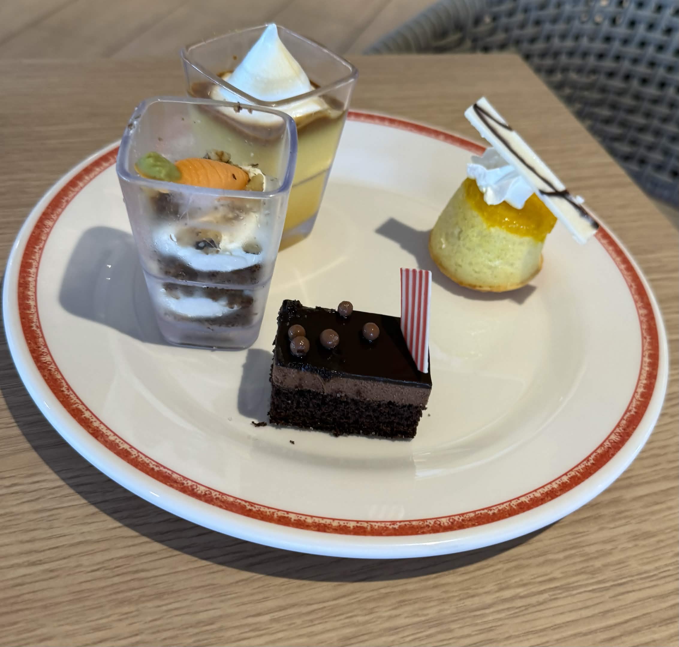 Dessert sampler with mousse (2)