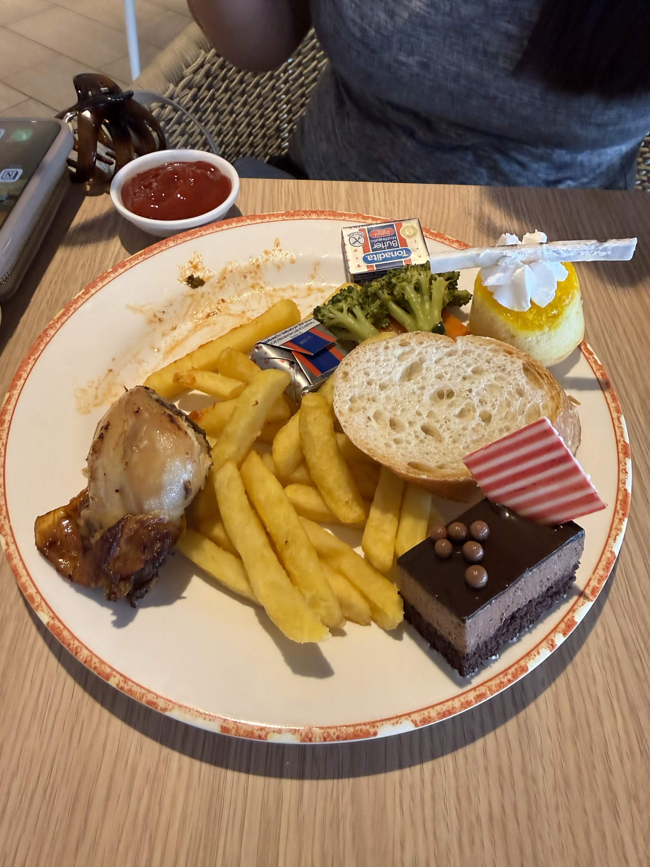 Chicken with fries and desserts (3)