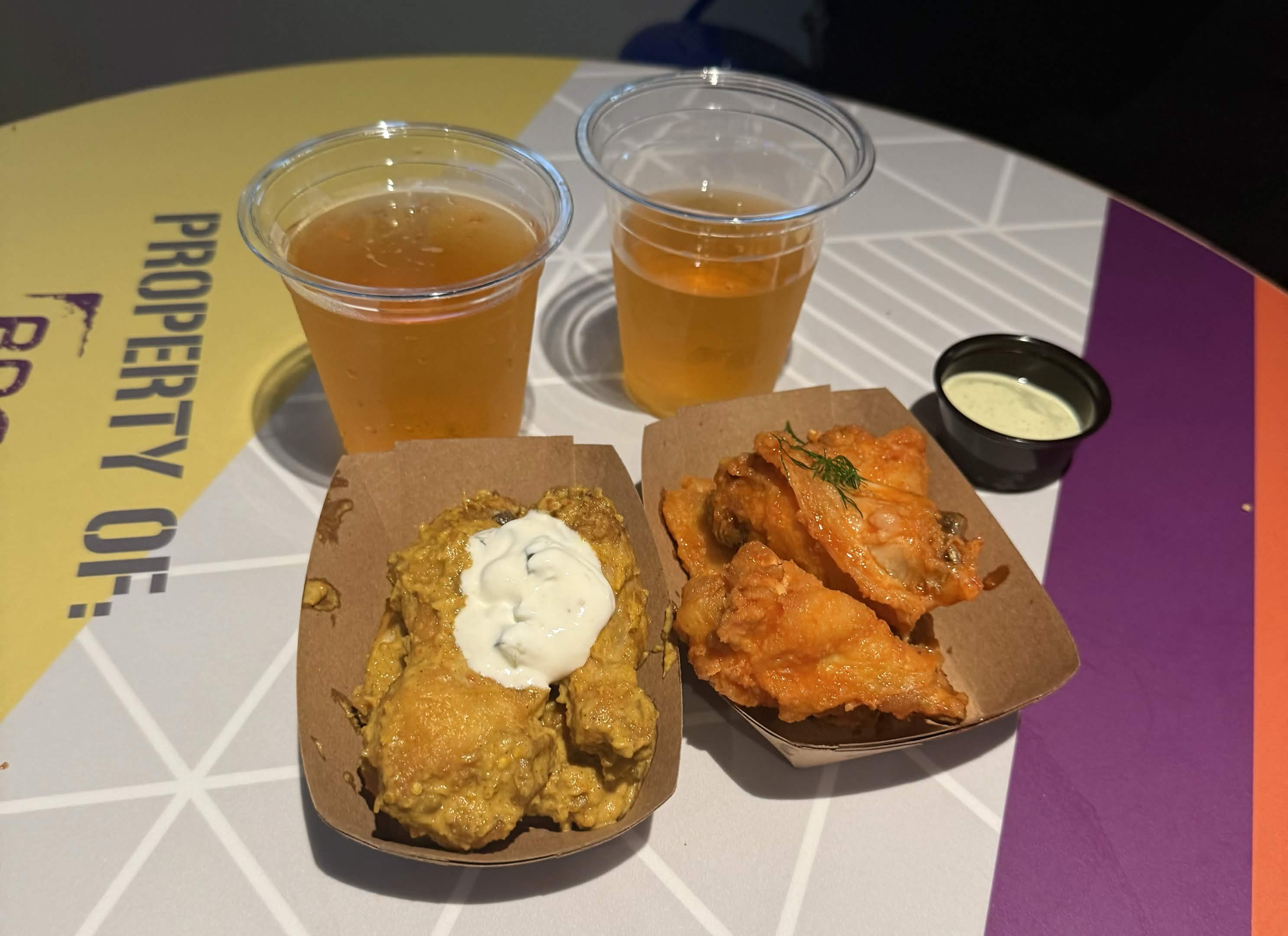 Chicken wings with dip