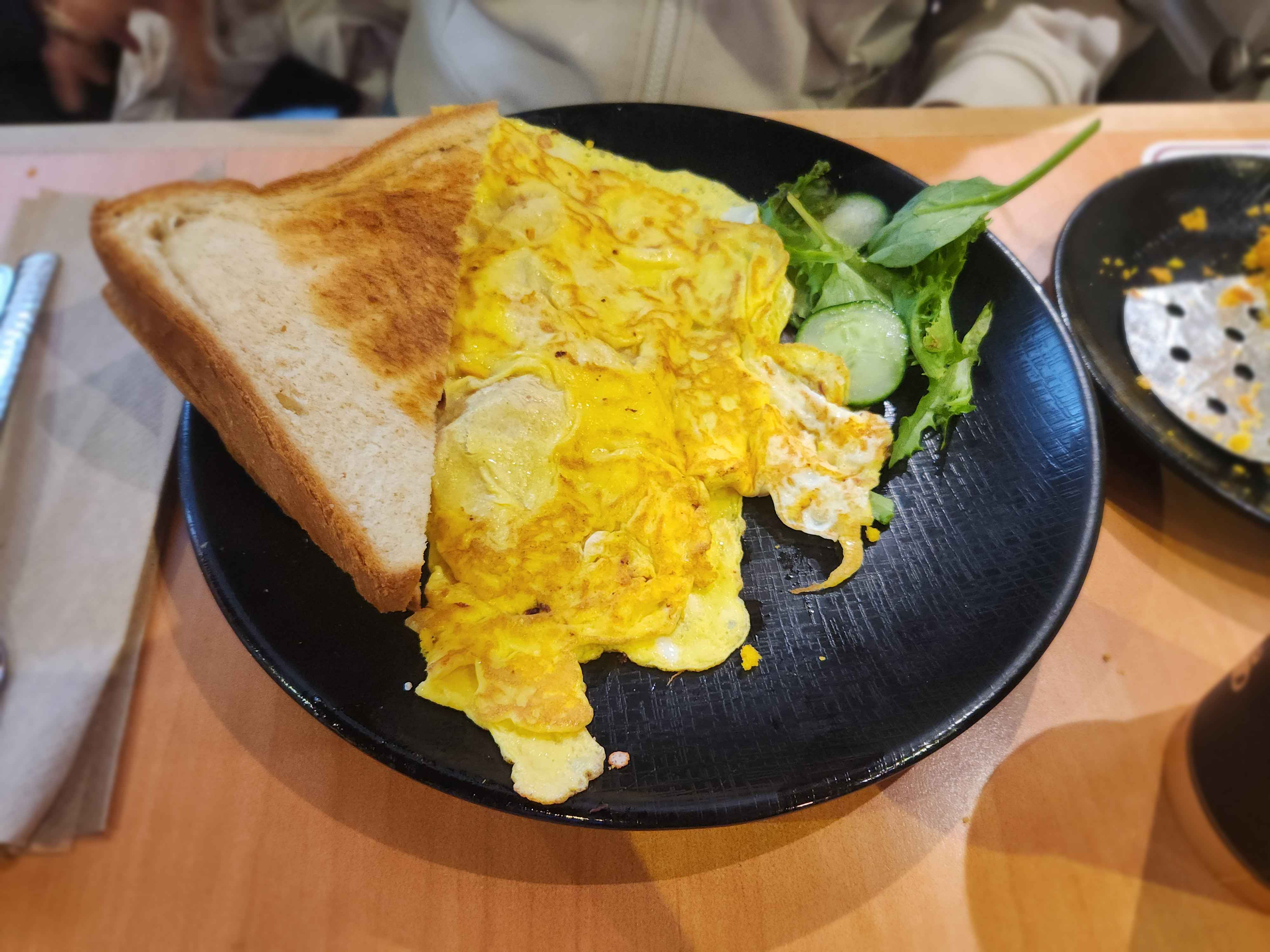Omelette with toast salad (2)