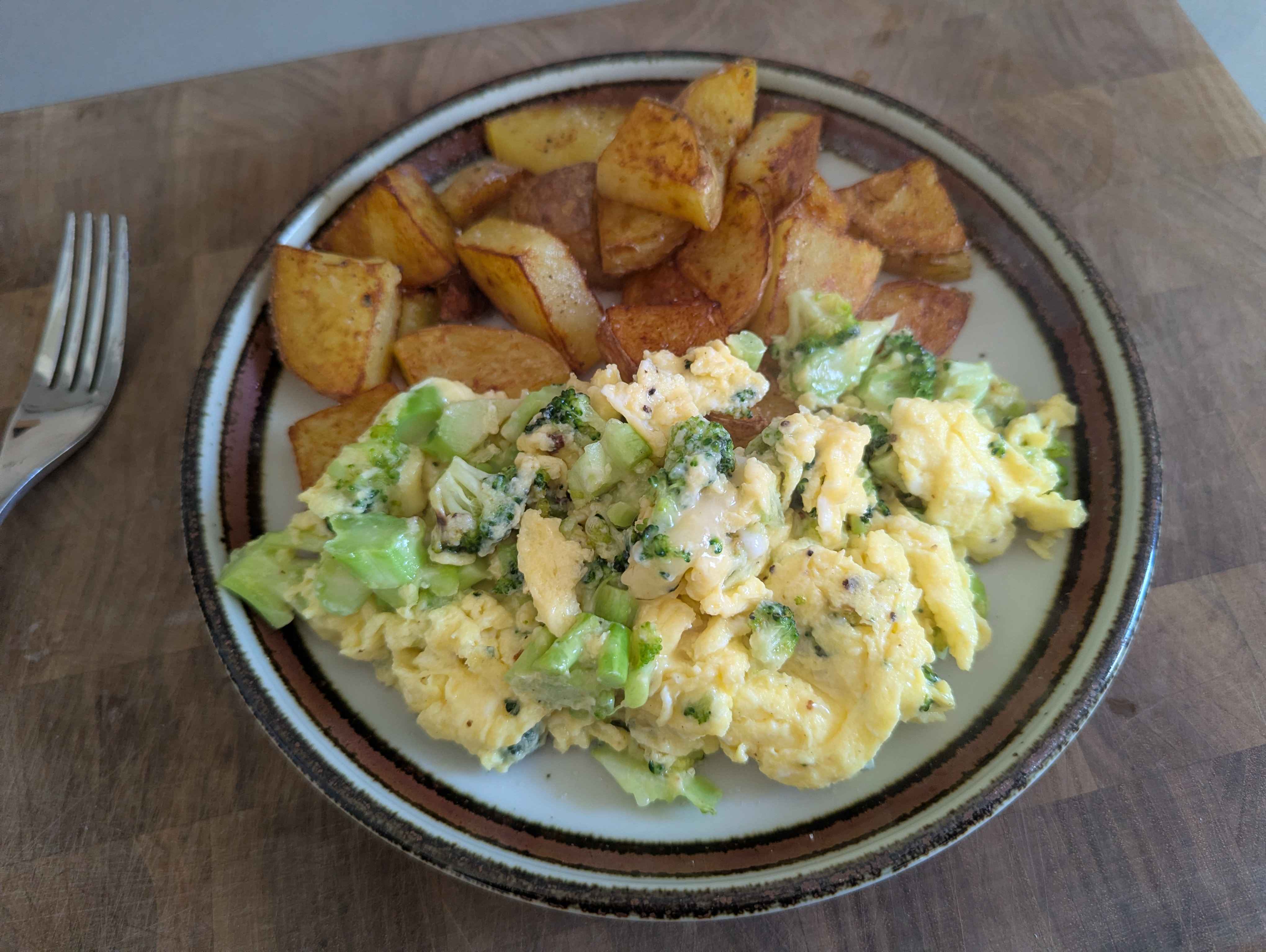 Scrambled eggs with broccoli potatoes